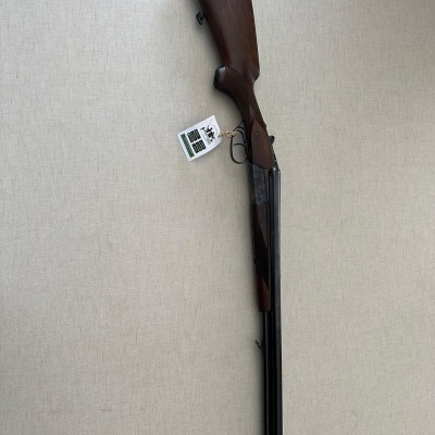 Escopeta canos duplos madeira castanha e metal preto com etiqueta