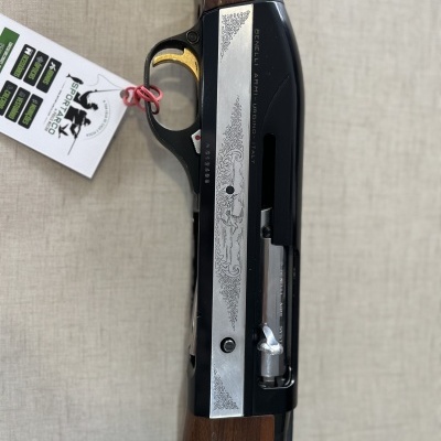 Espingarda de caça com gravações em metal e madeira castanha