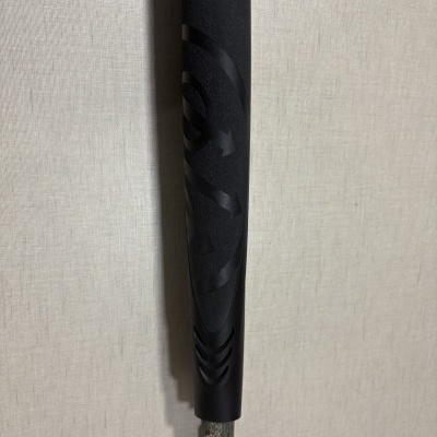 Empunhadura preta texturada com design circular e setas, haste azul com texto BERETTA