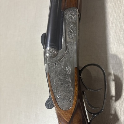 Espingarda clássica com gravuras e madeira escura