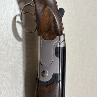 Escopeta Beretta 692 com coronha de madeira castanha e canos metálicos