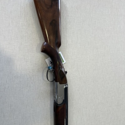 Espingarda com coronha e empunhadura em madeira castanha e partes metálicas prateadas