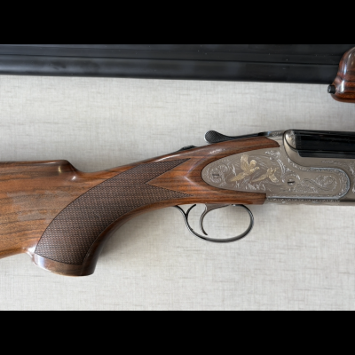 Espingarda de caça em madeira polida com decoração em metal e gatilho duplo