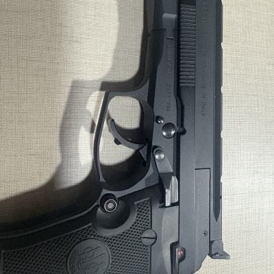 Pistola preta Beretta PT 92 FS com empunhadura texturizada e texto gravado