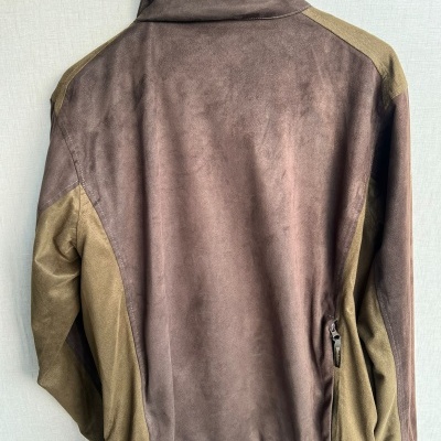 Casaco de caça castanho e verde com texto Deerhunter na gola