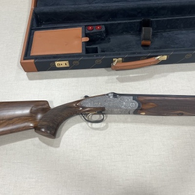 Espingarda com coronha em madeira dentro de estojo rígido forrado a veludo