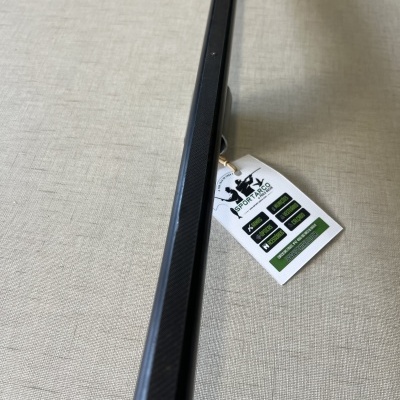 Faixa preta fina com etiqueta 'SPORTSROPE' em fundo bege