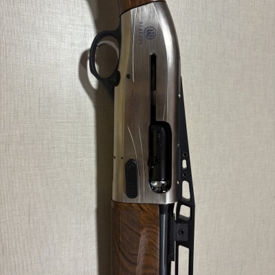 Espingarda Beretta Xcel Multitrade em madeira e metal com apoio de mira preta