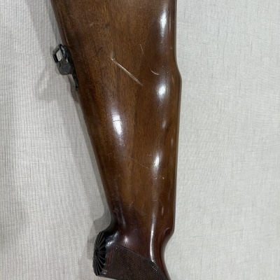 coronha de espingarda em madeira castanha escura com textura lisa e riscos