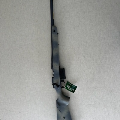 Rifle de ar comprimido cinza e preto com etiqueta verde