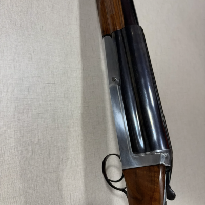 Espingarda de canos duplos com estrutura metálica e madeira castanha