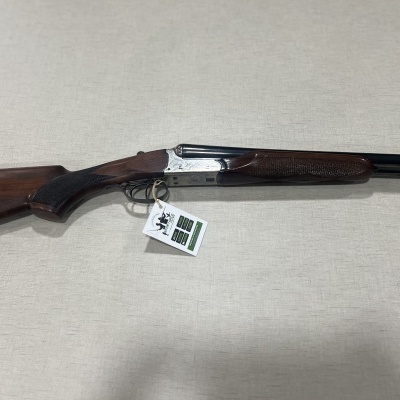 Espingarda de canos paralelos com madeira castanha e metal prateado