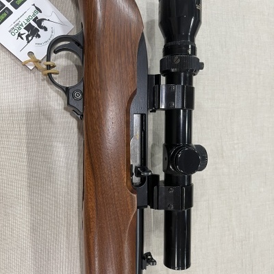 Carabina com cabo de madeira e luneta preta montada