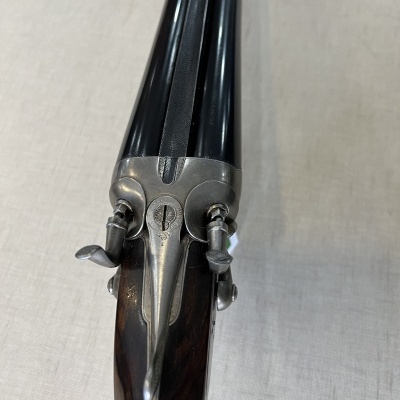 Caçadeira de cano duplo com martelos e madeira