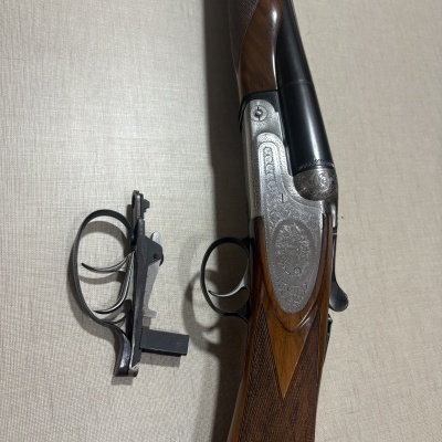 Espingarda de caça dupla de madeira e metal gravado com gatilhos removíveis