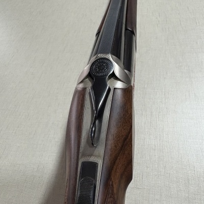 Espingarda de canos duplos em metal preto e madeira com detalhes em metal prateado