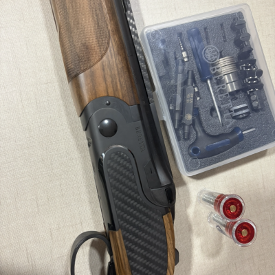 Espingarda com coronha de madeira, caixa de acessórios BERETTA e duas munições calibre 12.