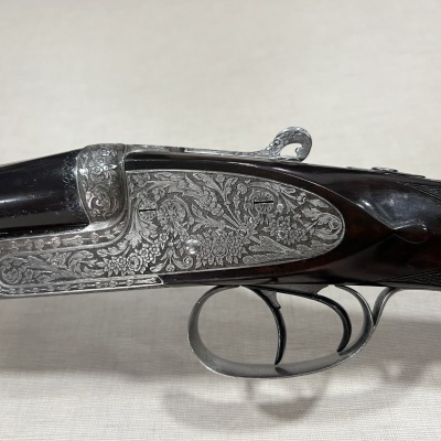 Espingarda com detalhes em metal gravado e madeira escura