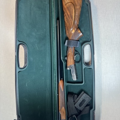 Espingarda desmontada em estojo rígido com interior verde