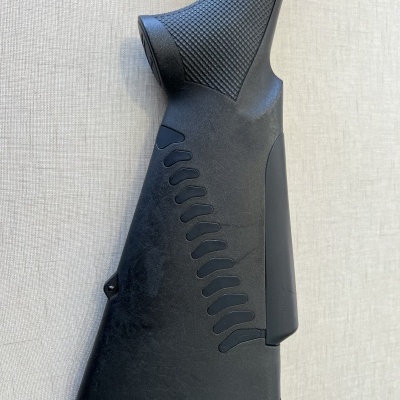 Parte traseira de arma de fogo preta com texturas e relevos