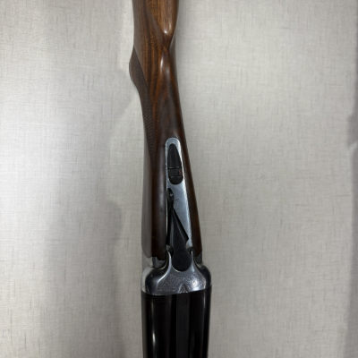 Espingarda de canos duplos com coronha em madeira castanha polida