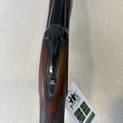 Espingarda de canos duplos com coronha em madeira castanha e mecanismo visível