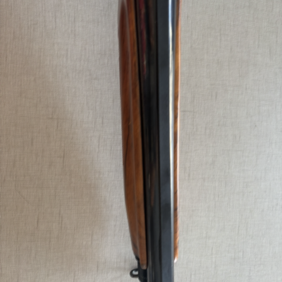 Espingarda com coronha em madeira e cano metálico preto