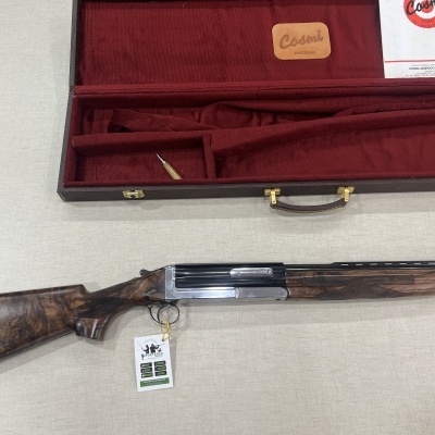 Espingarda com madeira natural e caixa vermelha acolchoada