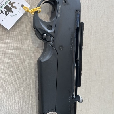 Arma de caça preta com coronha camuflada e etiqueta amarela