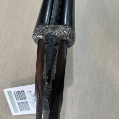 Espingarda dupla com detalhes em metal e madeira escura