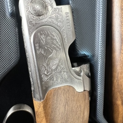 Espingarda com detalhes em madeira e metal gravado num estojo acolchoado preto