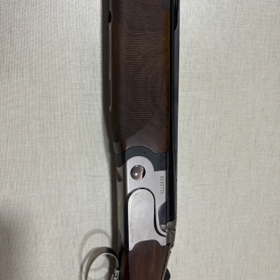 Espingarda Beretta de cano duplo com madeira castanha e metal cinza prateado