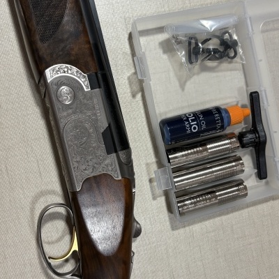 Espingarda com coronha em madeira e caixa com acessórios de manutenção Beretta