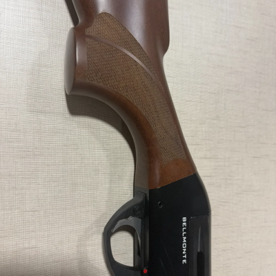 Coronha de madeira e parte traseira de arma de fogo com texto BELLMONTE