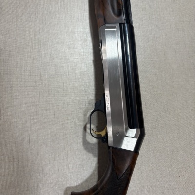 Arma de fogo cano duplo com coronha de madeira e acabamento metálico