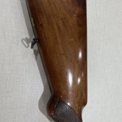 Coronha de espingarda de madeira polida castanho claro