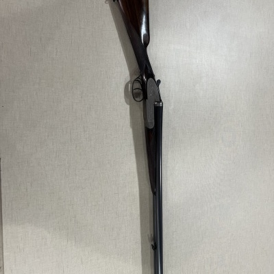 Espingarda com coronha em madeira escura e cano preto