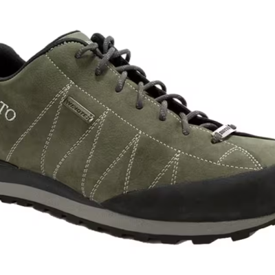 Ténis desportivo verde com sola preta e cinzenta