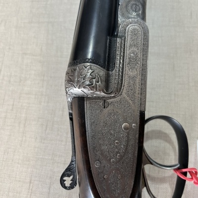 Espingarda com gravações florais em metal e madeira escura