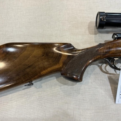 Espingarda com coronha em madeira castanha e empunhadura texturizada