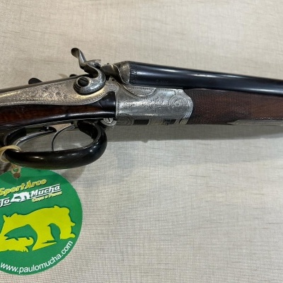 Espingarda de caça com canos duplos e etiqueta verde e amarela