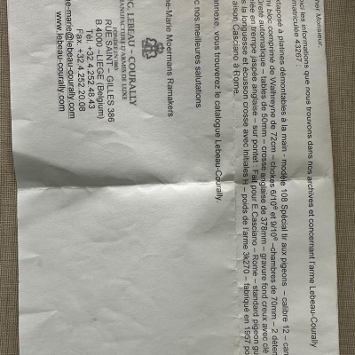 Folha de papel branca com texto impresso em francês, informações de contacto e detalhes técnicos de rifles