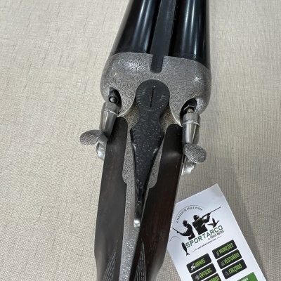 Espingarda de canos duplos em metal e madeira com cartão promocional da SPORTARCO