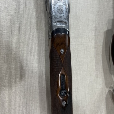 Espingarda de caça com coronha em madeira e metal prateado gravado