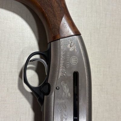 Espingarda com coronha madeira castanha e corpo metálico com gravações