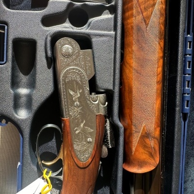 Espingarda em estojo com caixa gravada e madeira castanha trabalhada