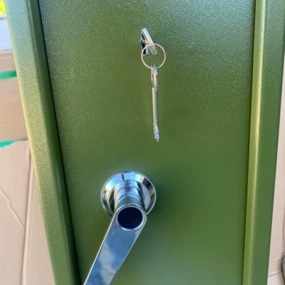 Cofre verde com fechadura e chave pendurada