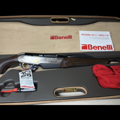Espingarda Benelli dentro de estojo com manual e cordão vermelho