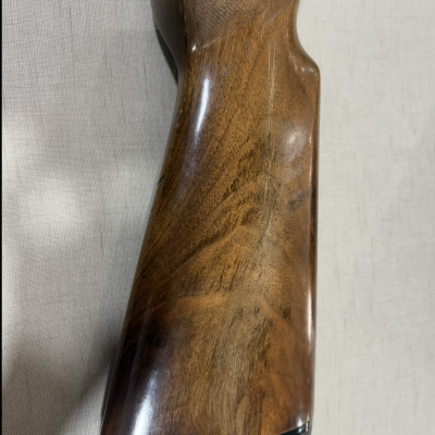 cabo de arma de fogo em madeira castanha polida com base preta e textura