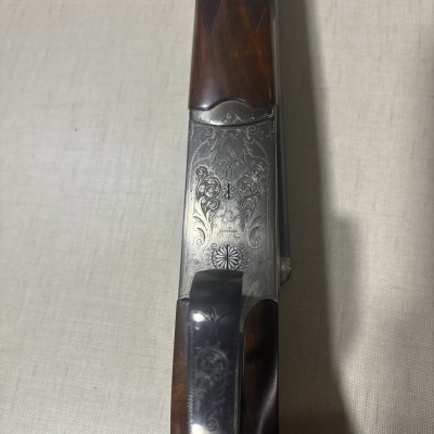 Espingarda com gravuras ornamentais em metal e madeira escura